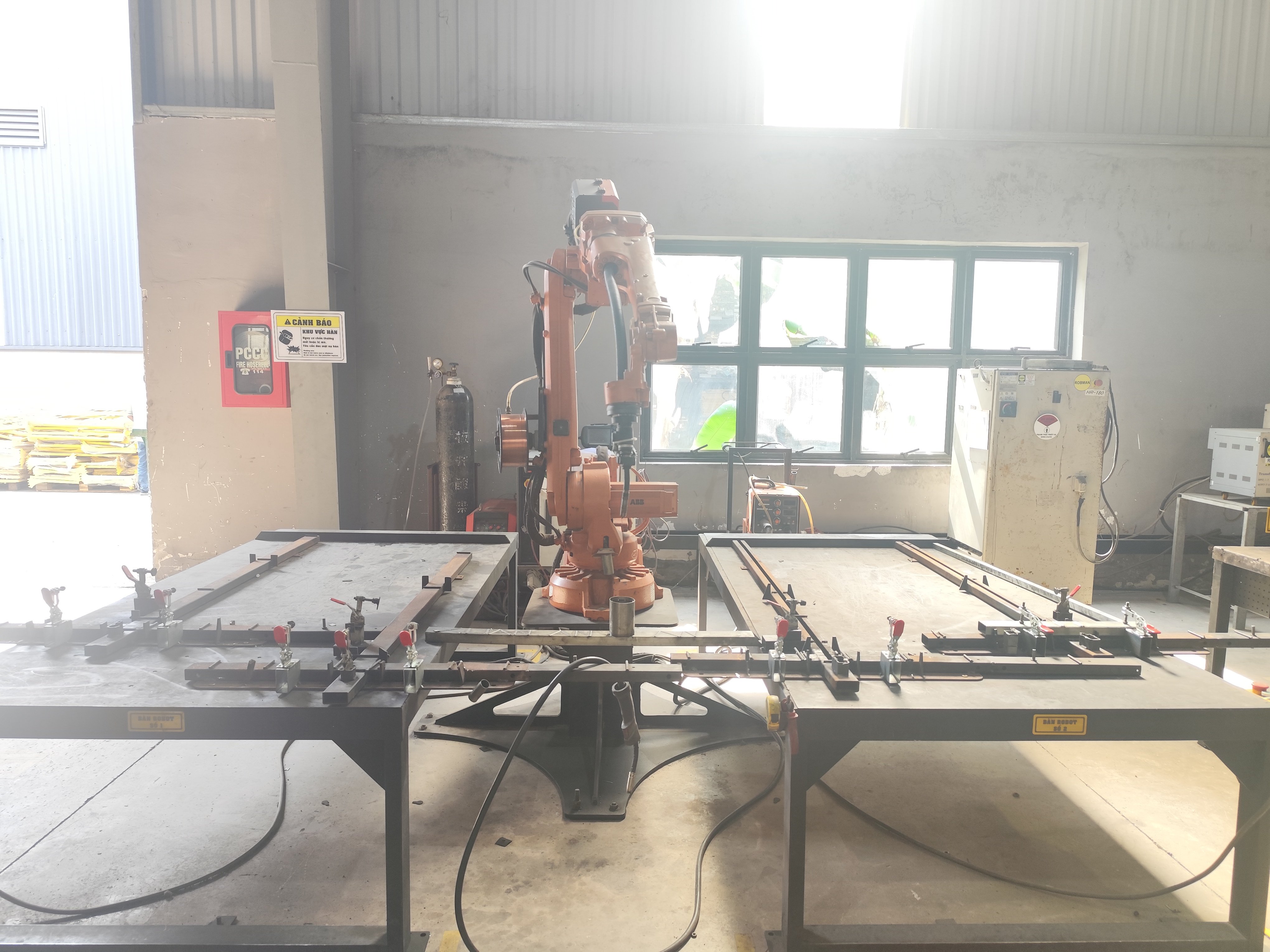 Welding robot.jpg